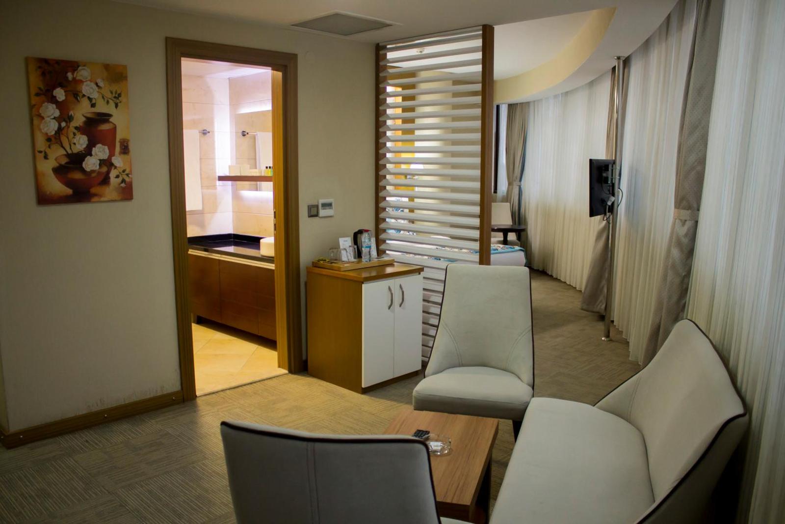 Yol ¿¿ Holiday Adana Otel